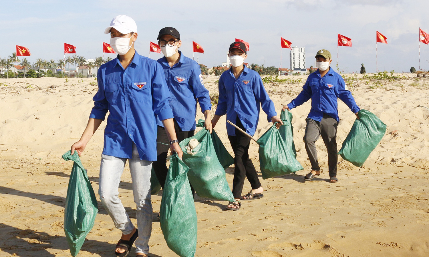 Tăng cường hơn các hoạt động làm sạch môi trường tại bãi biển