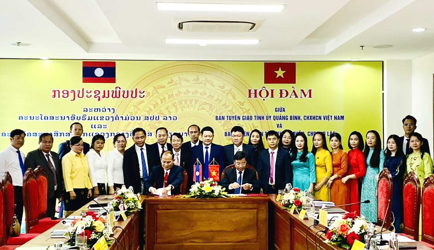 Ban Tuyên giáo Tỉnh ủy Quảng Bình và Ban Tuyên huấn tỉnh Khăm Muồn ký kết biên bản hợp tác