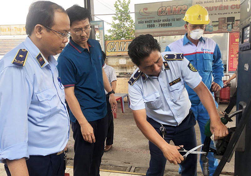  Lực lượng Quản lý thị trường kiểm tra, xử lý vi phạm trong kinh doanh xăng dầu.