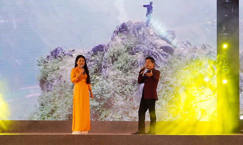 Ca sỹ Trọng Tấn, Anh Thơ biểu diễn tại chương trình nghệ thuật.