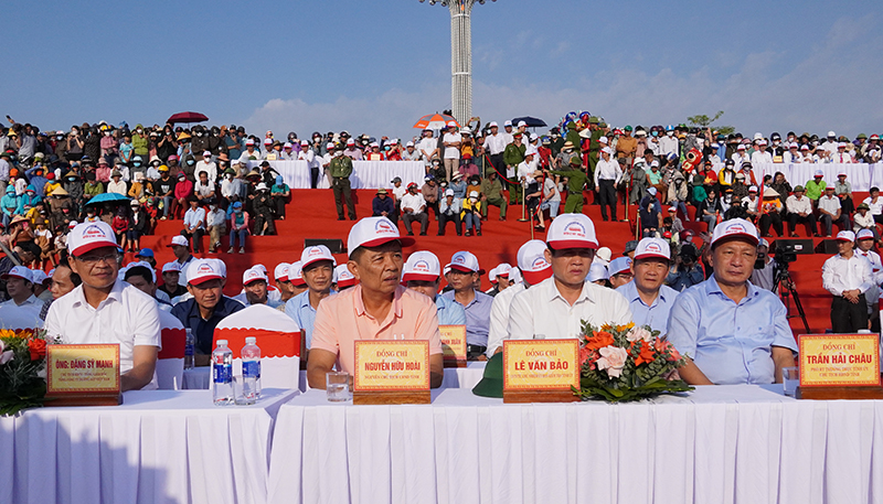 Các đại biểu tham dự lễ hội.