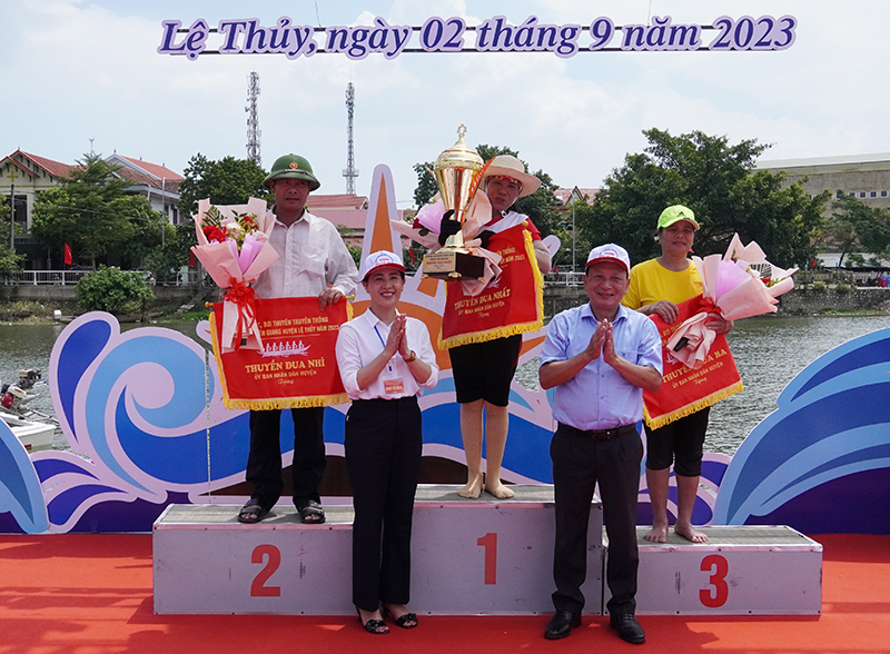 Đồng chí Phó Bí thư Thường trực Tỉnh uỷ Trần Hải Châu và đại diện lãnh đạo huyện Lệ Thủy trao thưởng cho các đội đua nữ  đạo thành tích cao.