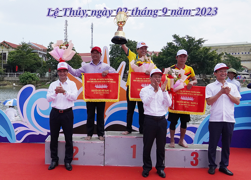 Lãnh đạo huyện Lệ Thủy trao thưởng cho các thuyền bơi nam đạt thành tích cao hạng A..