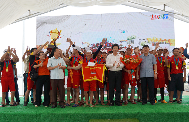 Đồng chí Bí thư Thị ủy Ba Đồn Trương An Ninh và lãnh đạo thị xã trao giải nhất cho đội đua xã Quảng Minh