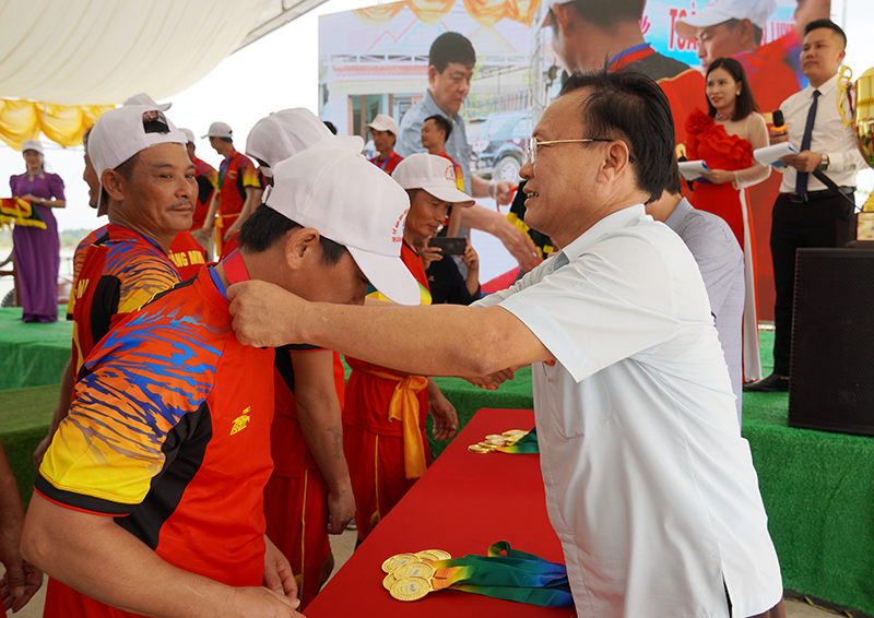 Lãnh đạo TX. Ba Đồn trao huy chương cho các đội.