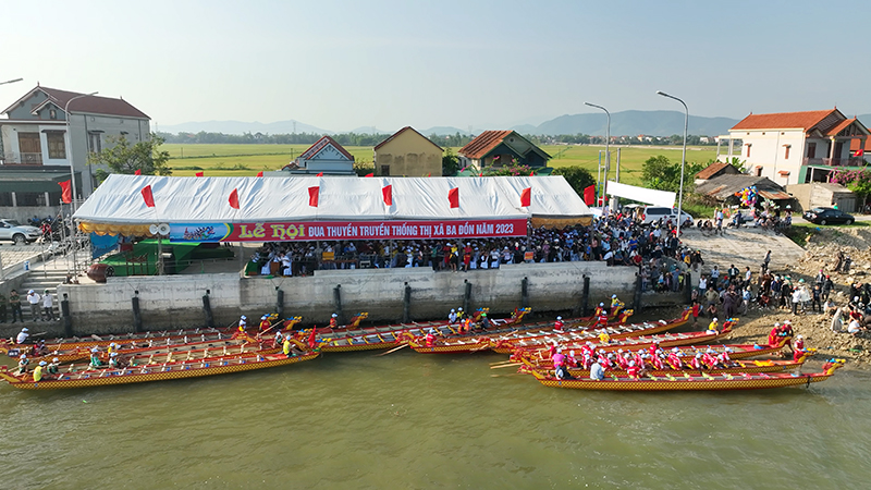 Lễ hội diễn ra tại Bến cá, thôn Phú Trịch, xã Quảng Lộc thu hút hàng chục nghìn người dân địa phương và du khách đến xem, cổ vũ. 