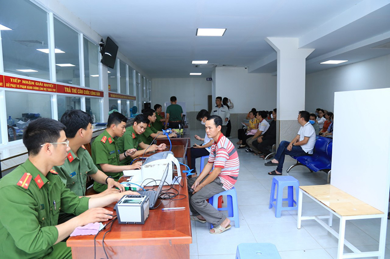  Tổ công tác lưu động Công an tỉnh Hà Nam đang làm thủ tục thu nhận hồ sơ cấp CCCD gắn chíp cho công dân Hà Nam đang sinh sống, công tác tại tỉnh Đồng Nai. Ảnh: Công an Hà Nam cung cấp 