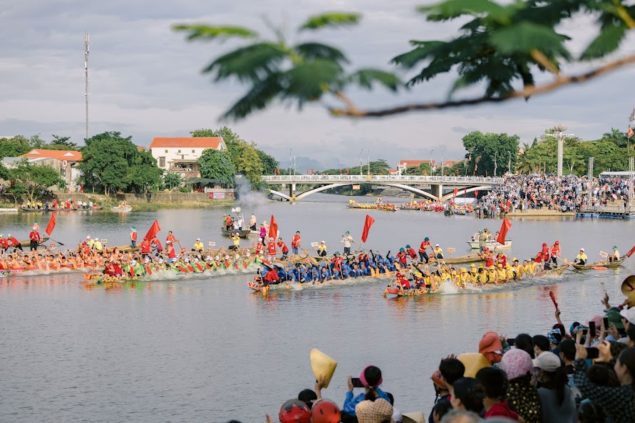 Lễ hội đua, bơi thuyền truyền thống trên sông Kiến Giang thu hút rất đông du khách trong và ngoài nước.