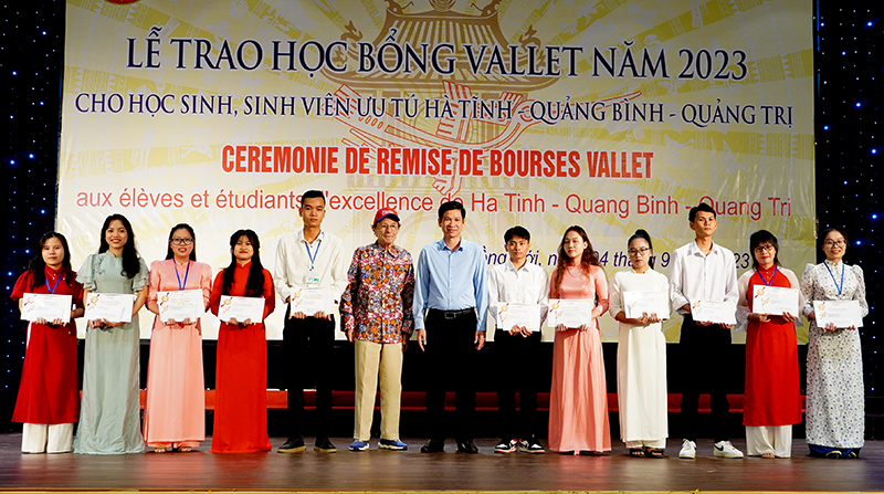 Giáo sư Odon Vallet và đồng chí Phó Chủ tịch UBND tỉnh Hồ An Phong trao học bổng cho sinh viên Trường đại học Quảng Bình.