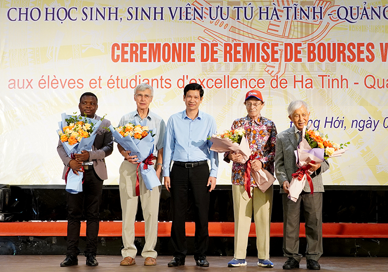Đồng chí Phó Chủ tịch UBND tỉnh Hồ An Phong tặng hoa cảm ơn Giáo sư Odon Vallet, Giáo sư Trần Thanh Vân và các cộng sự.