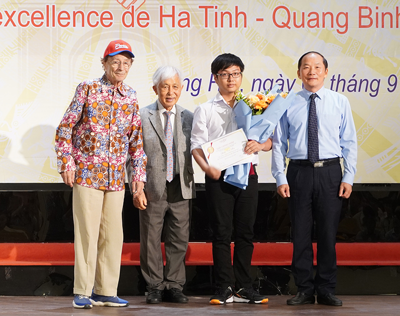 Ban Tổ chức, nhà tài trợ trao thưởng cho em Đinh Cao Sơn, HS 12 chuyên Hóa, Trường THPT chuyên Hà Tĩnh đoạt huy chương vàng Hóa học Quốc tế năm 2023.
