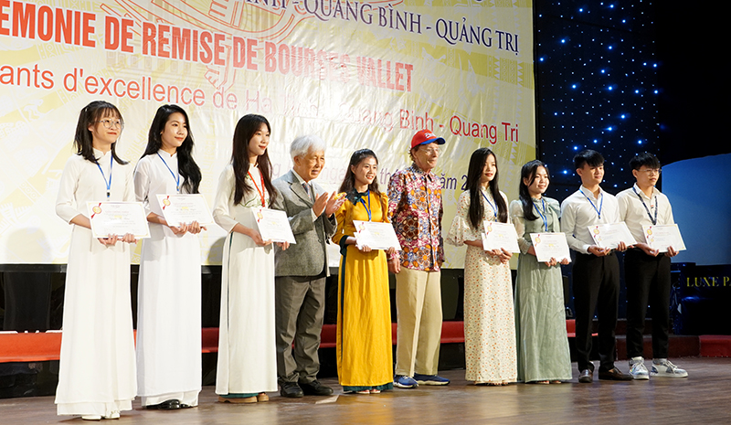 Giáo sư Odon Vallet, Giáo sư Trần Thanh Vân trao học bổng cho sinh viên Trường đại học Hà Tĩnh.