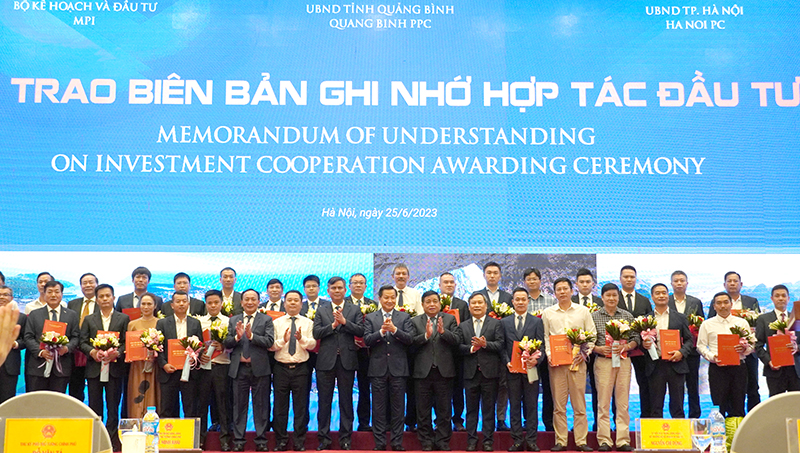 Các đồng chí lãnh đạo tỉnh trao biên bản ghi nhớ hợp tác đầu tư cho các NĐT, DN tại hội nghị công bố Quy hoạch tỉnh Quảng Bình và XTĐT năm 2023.
