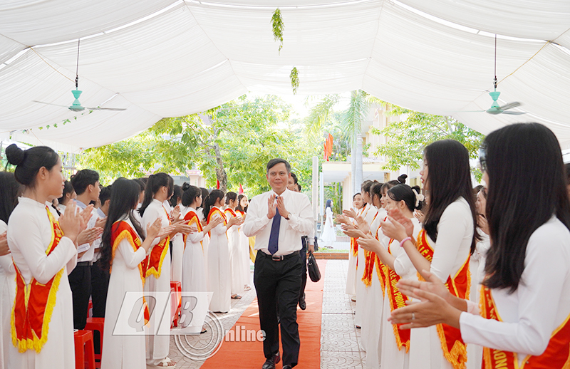 Đồng chí Chủ tịch Trần Thắng dự lễ khai giảng năm học mới 2023-2024 tại Trường THPT Lê Hồng Phong.