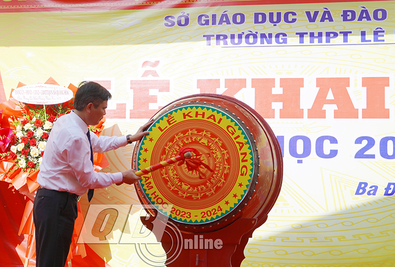Đồng chí Chủ tịch Trần Thắng tặng hoa chúc mừng thầy trò Trường THPT Lê Hồng Phong nhân khai giảng năm học mới 2023-2024.