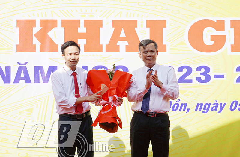 Đồng chí Chủ tịch Trần Thắng tặng hoa chúc mừng thầy trò Trường THPT Lê Hồng Phong nhân khai giảng năm học mới 2023-2024.