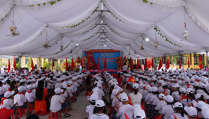  Quang cảnh lễ khai giảng năm học mới tại Trường tiểu học Sơn Thủy.