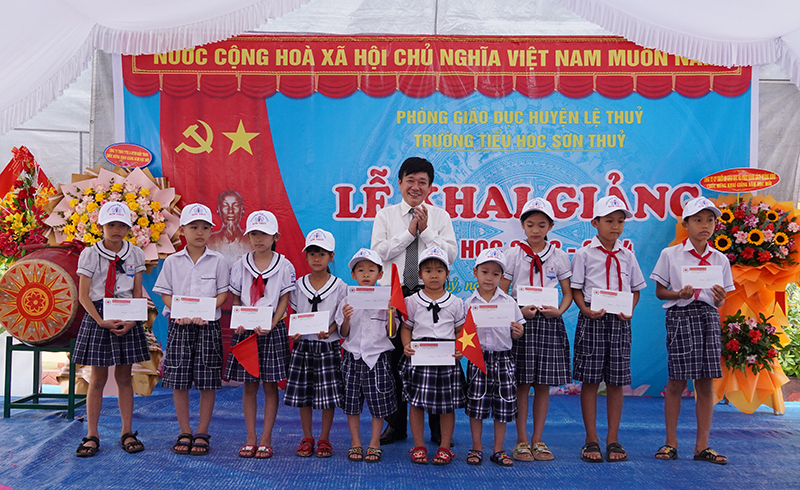 Lãnh đạo Hội Chữ thập đỏ tỉnh tặng học bổng cho học sinh nghèo vượt khó học giỏi của Trường tiểu học Sơn Thủy.