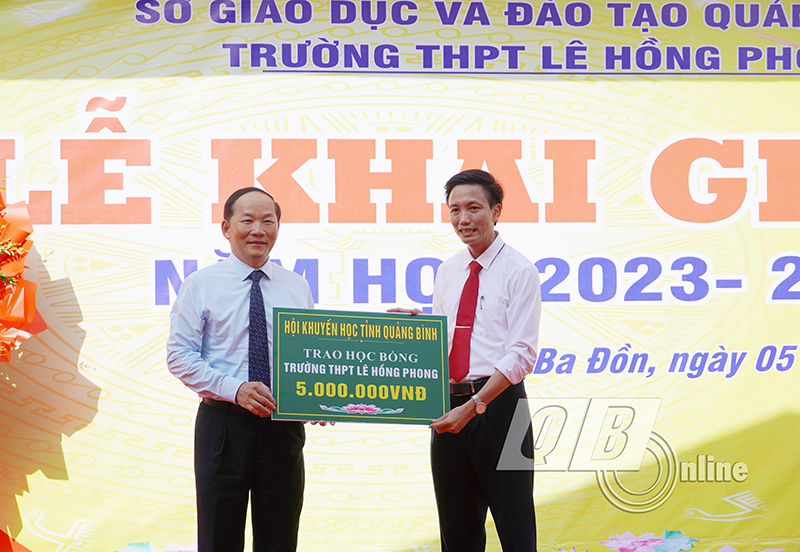 Lãnh đạo Hội Khuyến học tỉnh Quảng Bình trao học bổng cho học sinh Trường THPT Lê Hồng Phong
