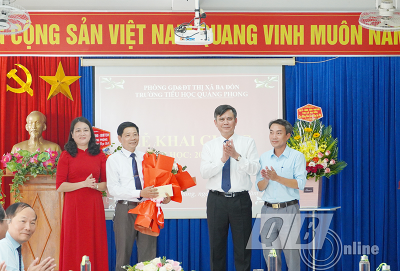Đồng chí Chủ tịch Trần Thắng tặng hoa chúc mừng thầy trò Trường tiểu học Quảng Phong (thị xã Ba Đồn) nhân khai giảng năm học mới 2023-2024.