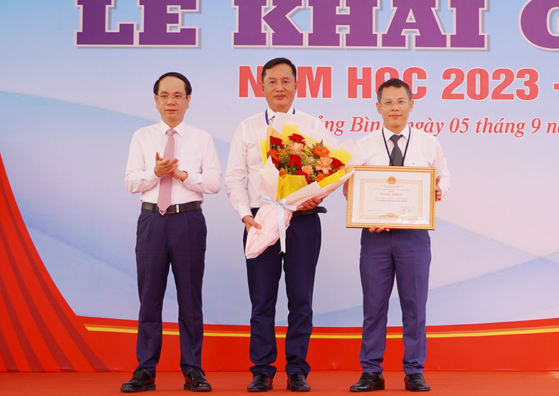 Đồng chí Phó Chủ tịch UBND tỉnh Phan Mạnh Hùng trao tặng bằng khen của Chủ tịch UBND tỉnh cho tập thể Trường Trung cấp DL-CN số 9.