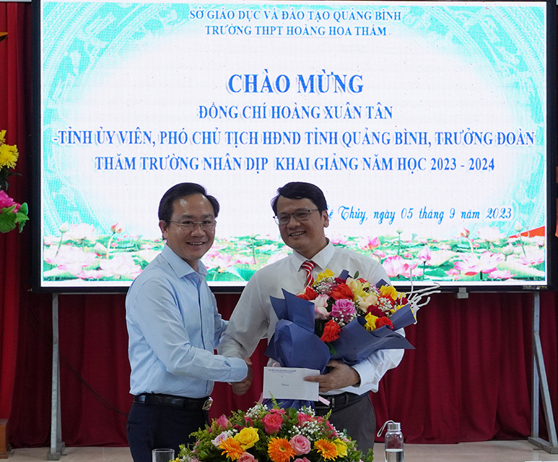 Đồng chí Phó Chủ tịch HĐND tỉnh Hoàng Xuân Tân tặng hoa cho Trường THPT Hoàng Hoa Thám.