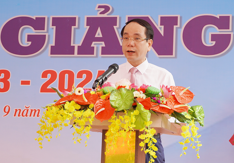 Đồng chí Phó Chủ tịch UBND tỉnh Phan Mạnh Hùng phát biểu chỉ đạo tại lễ khai giảng.