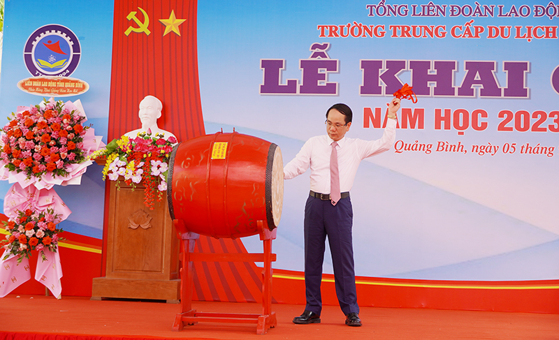 Đồng chí Phó Chủ tịch UBND tỉnh Phan Mạnh Hùng đánh trống khai trường.