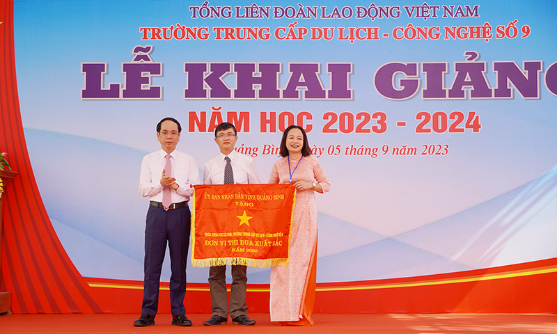 Đồng chí Phó Chủ tịch UBND tỉnh Phan Mạnh Hùng trao tặng cờ thi đua của UBND tỉnh cho tập thể Khoa Khoa học cơ bản.