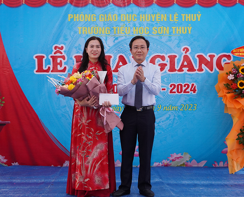 Đồng chí Phó Chủ tịch HĐND tỉnh Hoàng Xuân Tân tặng hoa cho Trường tiểu học Sơn Thủy.