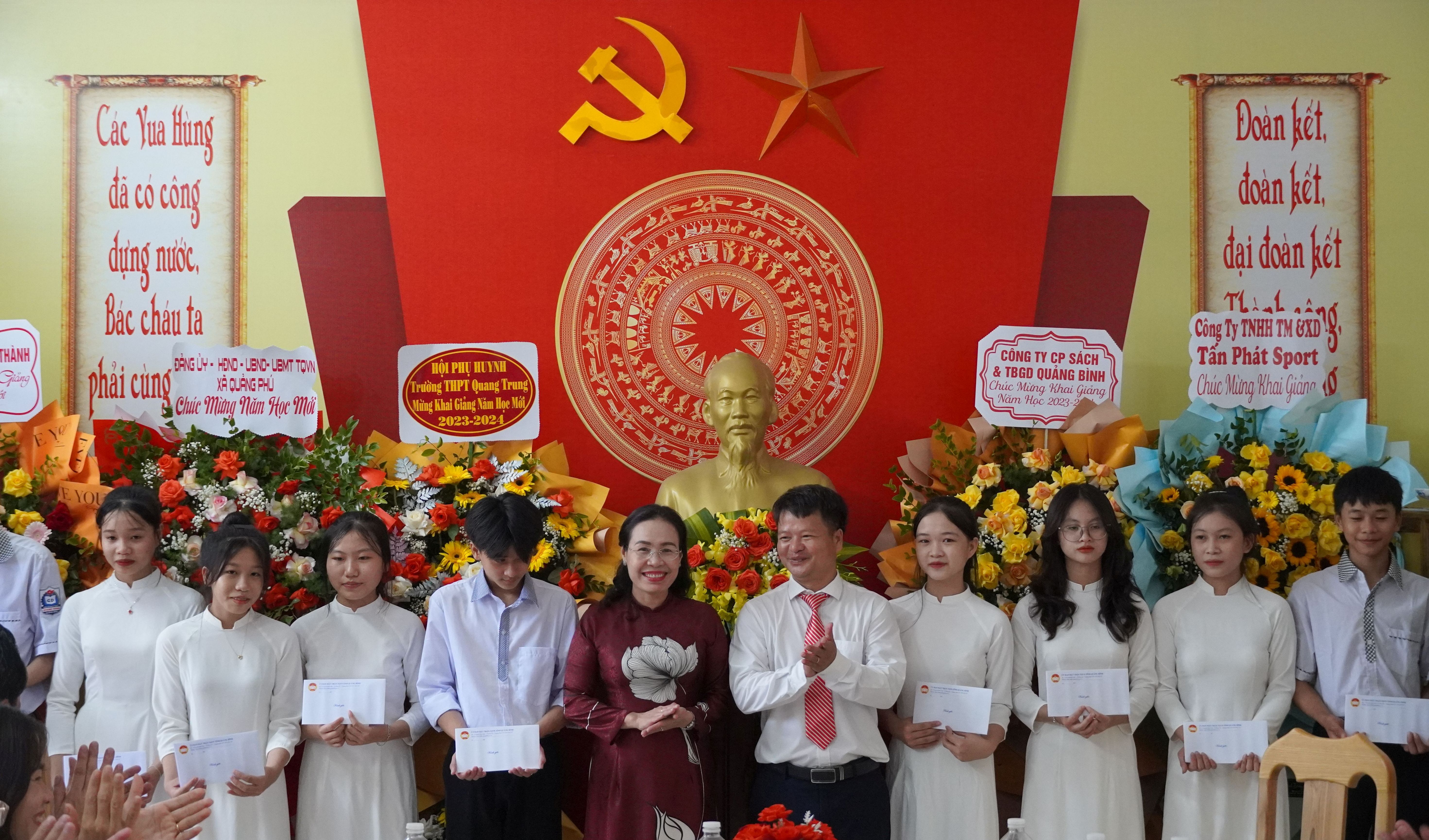 Đồng chí Chủ tịch Ủy ban MTTQVN tỉnh Phạm Thị Hân tặng quà cho các em học sinh Trường THPT Quang Trung.