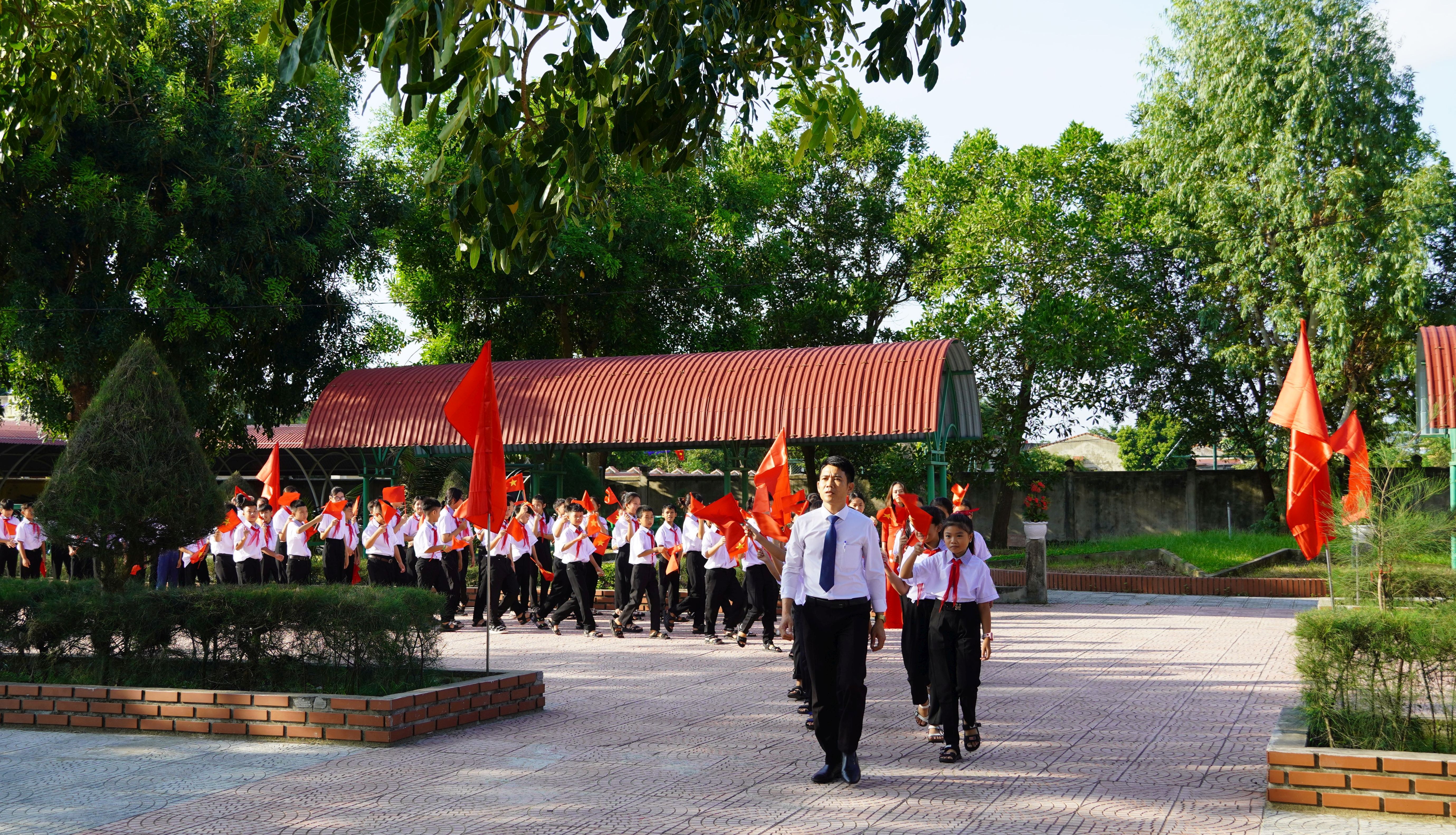 Trường THCS Cảnh Dương đón các em học sinh lớp 6.