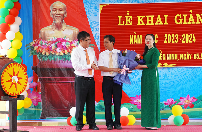 Đồng chí Phó Chủ tịch Thường trực UBND tỉnh Đoàn Ngọc Lâm tặng hoa chúc mừng cho Trường tiểu học và THCS Long Đại.