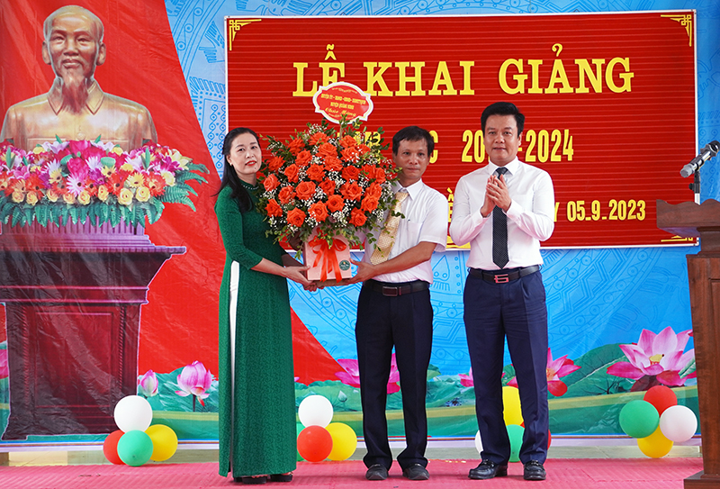Lãnh đạo huyện Quảng Ninh tặng hoa chúc mừng Trường 