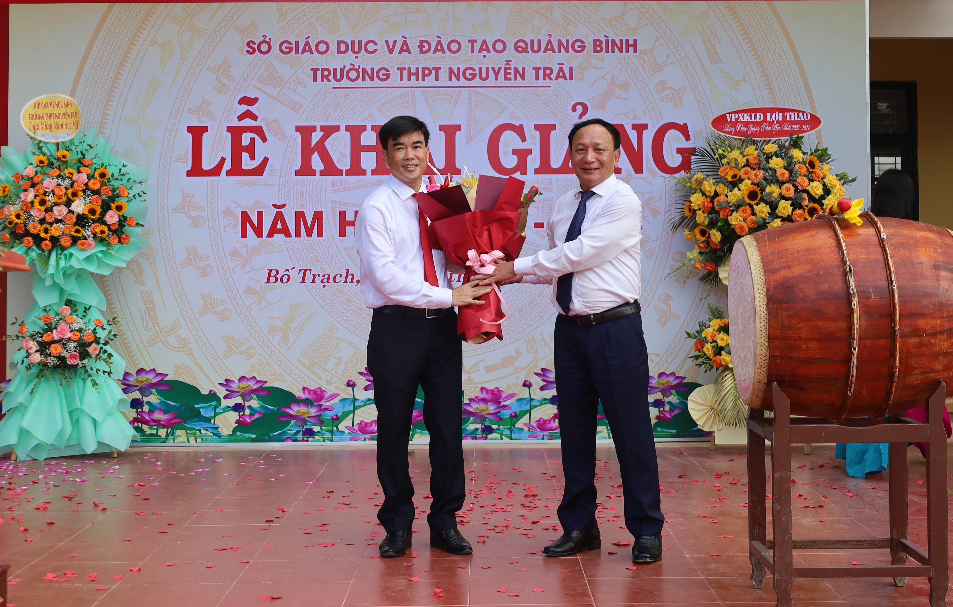 Đồng chí Phó Bí thư Thường trực Tỉnh ủy Trần Hải Châu tặng hoa chúc mừng khai giảng năm học mới cho lãnh đạo Trường THPT Nguyễn Trãi.