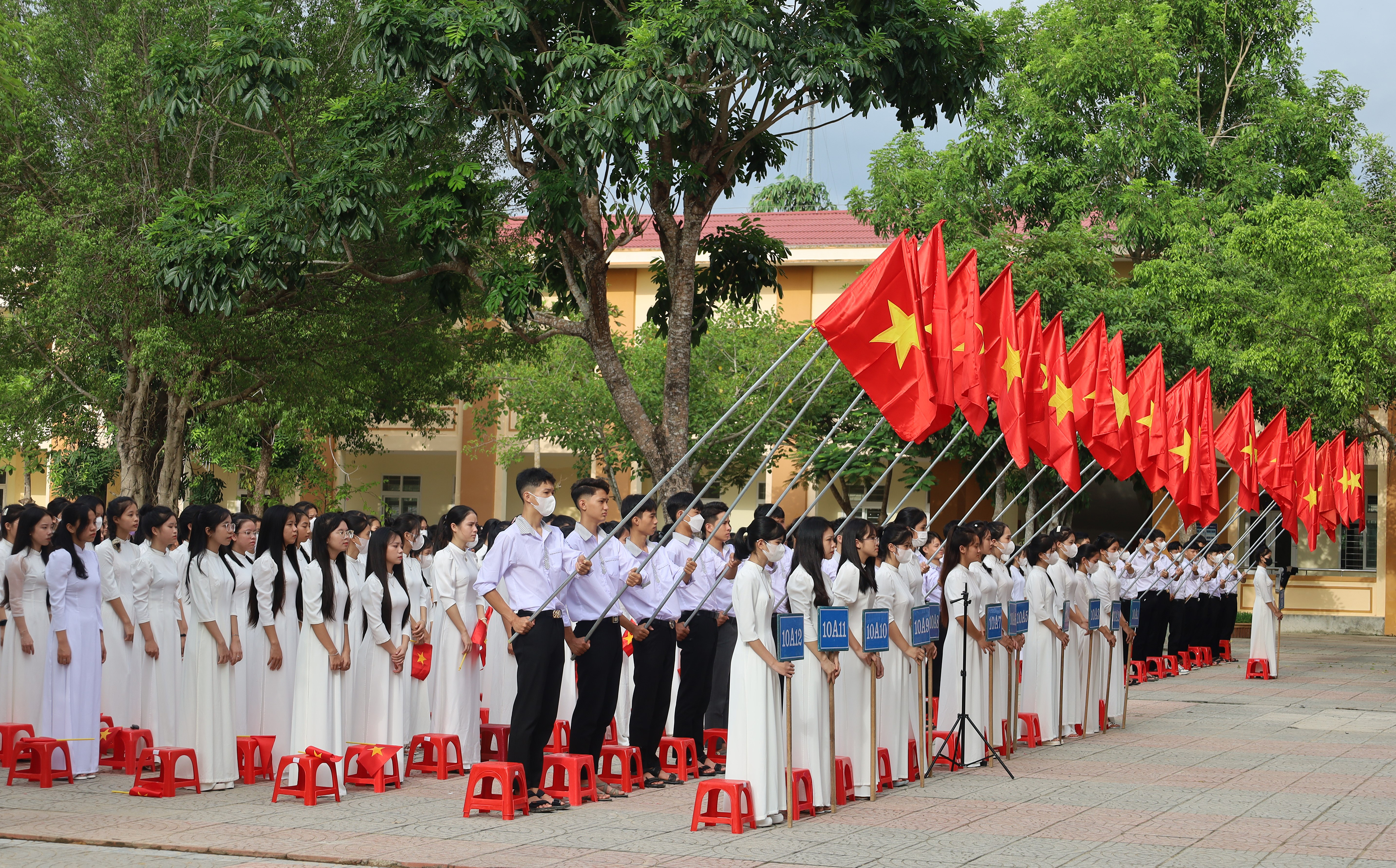 Học sinh Trường THPT Nguyễn Trãi trong ngày khai giảng năm học mới.