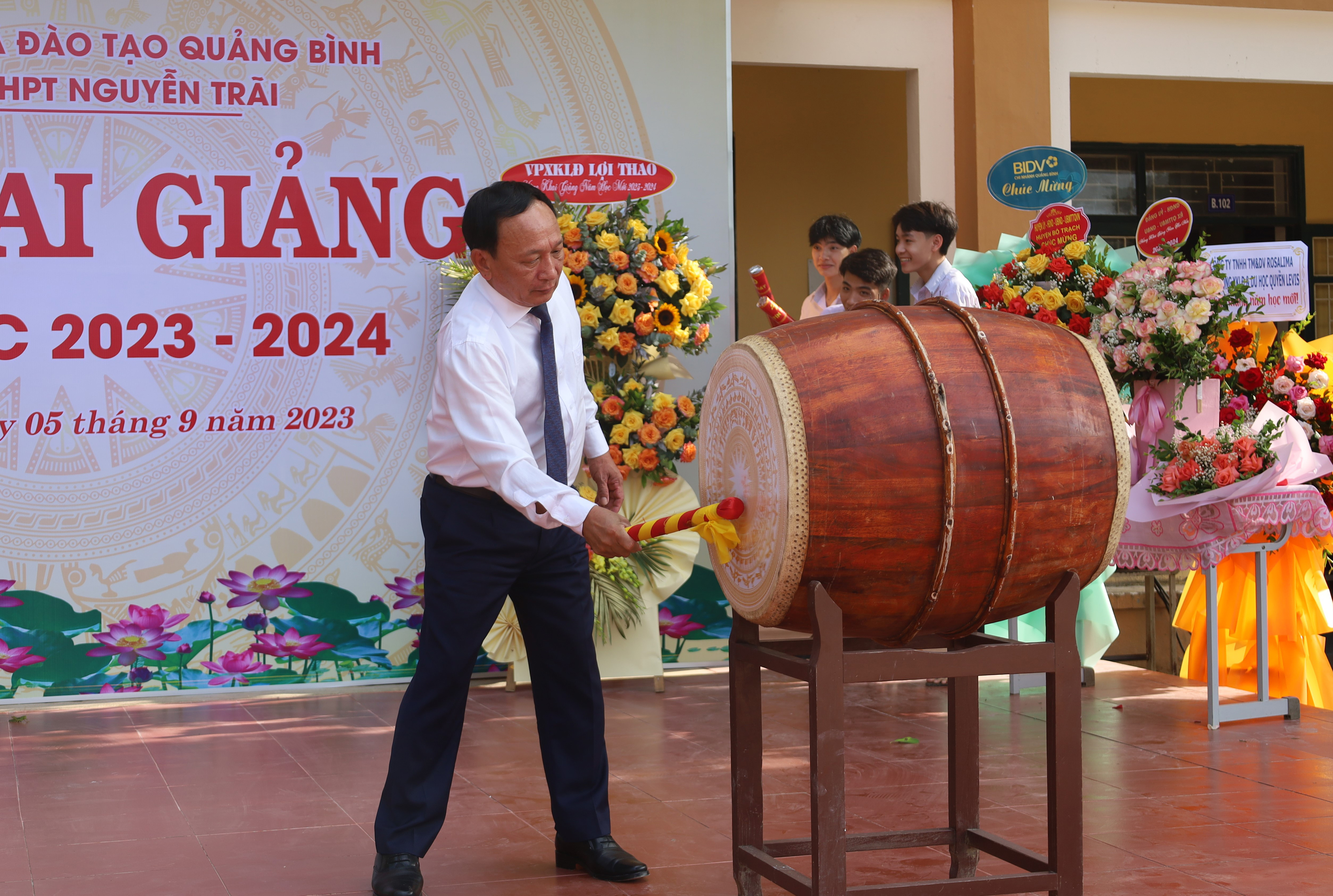 Đồng chí Phó Bí thư Thường trực Tỉnh ủy Trần Hải Châu đánh hồi trống khai giảng năm học mới 2023-2024 tại Trường THPT Nguyễn Trãi.