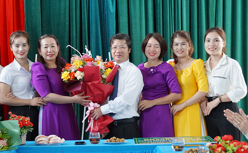 Tặng hoa chúc mừng giáo viên Trường Mầm non Thanh Thạch.