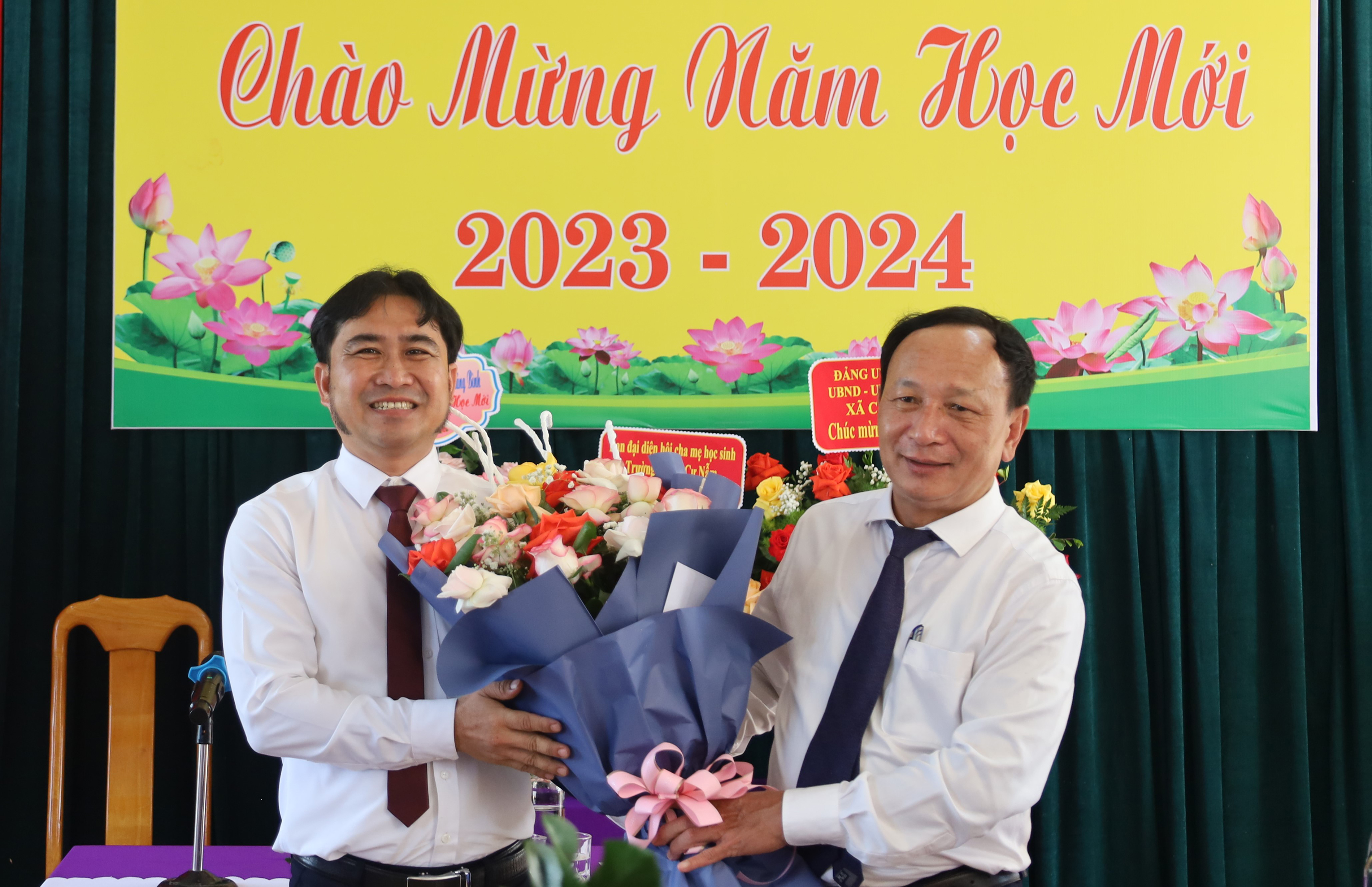 đồng chí Phó Bí thư Thường trực Tỉnh ủy Trần Hải Châu và đoàn công tác đã đến thăm, tặng hoa chúc mừng khai giảng năm học mới tại Trường THCS Cự Nẫm