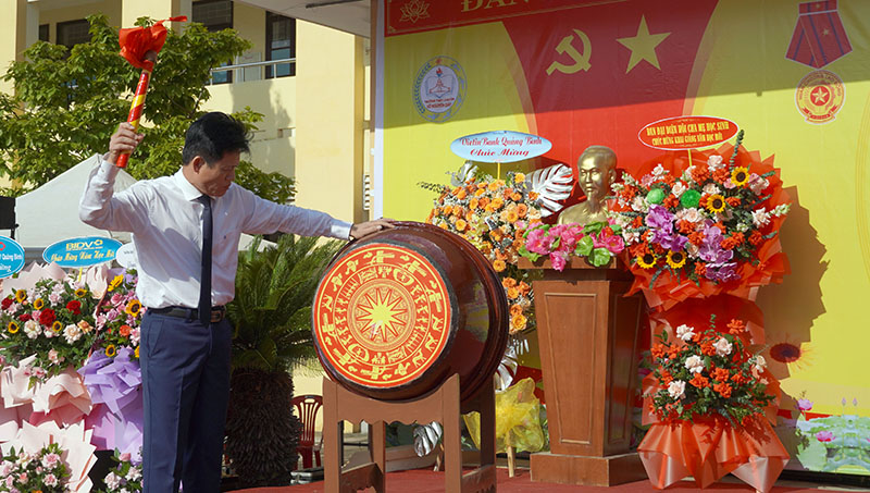 Đồng chí Chủ nhiệ UBKT Tỉnh ủy Lê Văn Bảo đánh trống khai giảng năm học mới