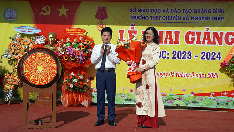 Đồng chí Chủ nhiệm UBKT Tỉnh ủy Lê Văn Bảo tặng hoa chúc thầy cô giáo và học sinh đón năm học mới nhiều thành công