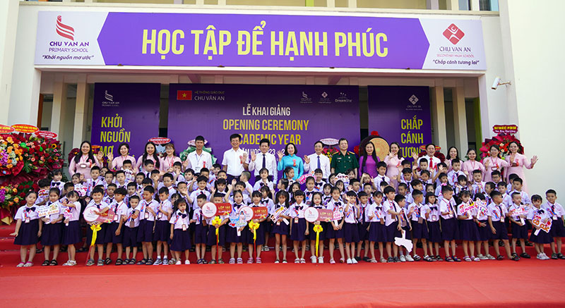 Đồng chí Chủ nhiệm UBKT Tỉnh ủy Lê Văn Bảo chụp ảnh lưu niệm với thầy cô giáo và học sinh Trường tiểu học Chu Văn An
