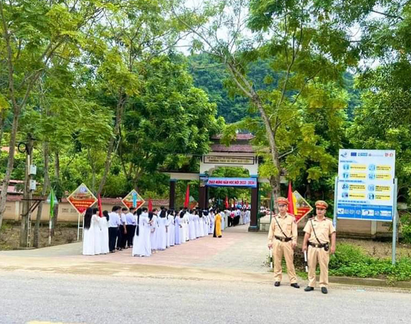 Lực lượng CSGT và Công an các xã, phường thực hiện các phương án, kế hoạch bảo đảm TTATGT trước cổng trường học.