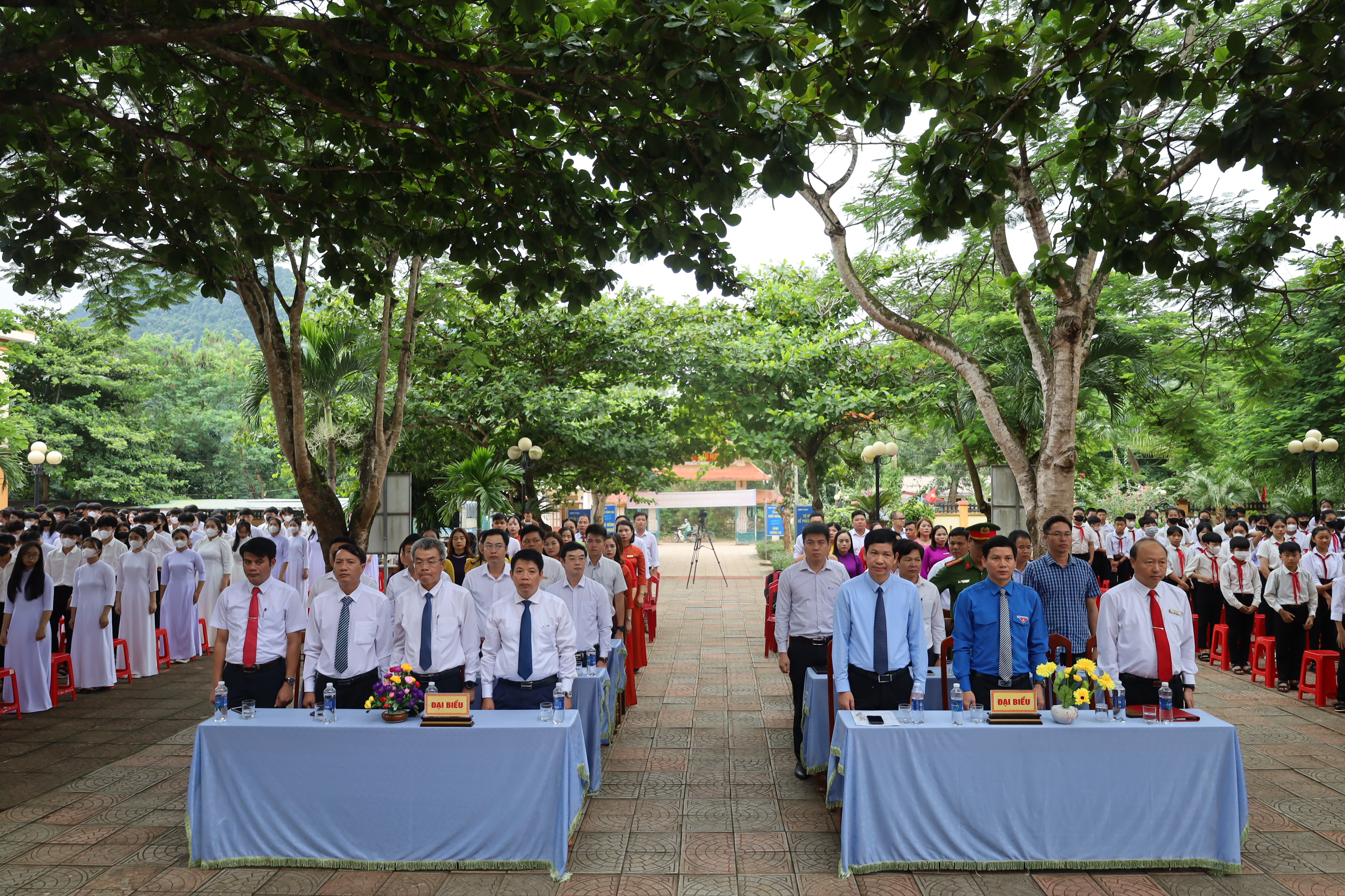  Các đồng chí lãnh đạo dự lễ khai giảng tại Trường THCS và THPT Trung Hóa.