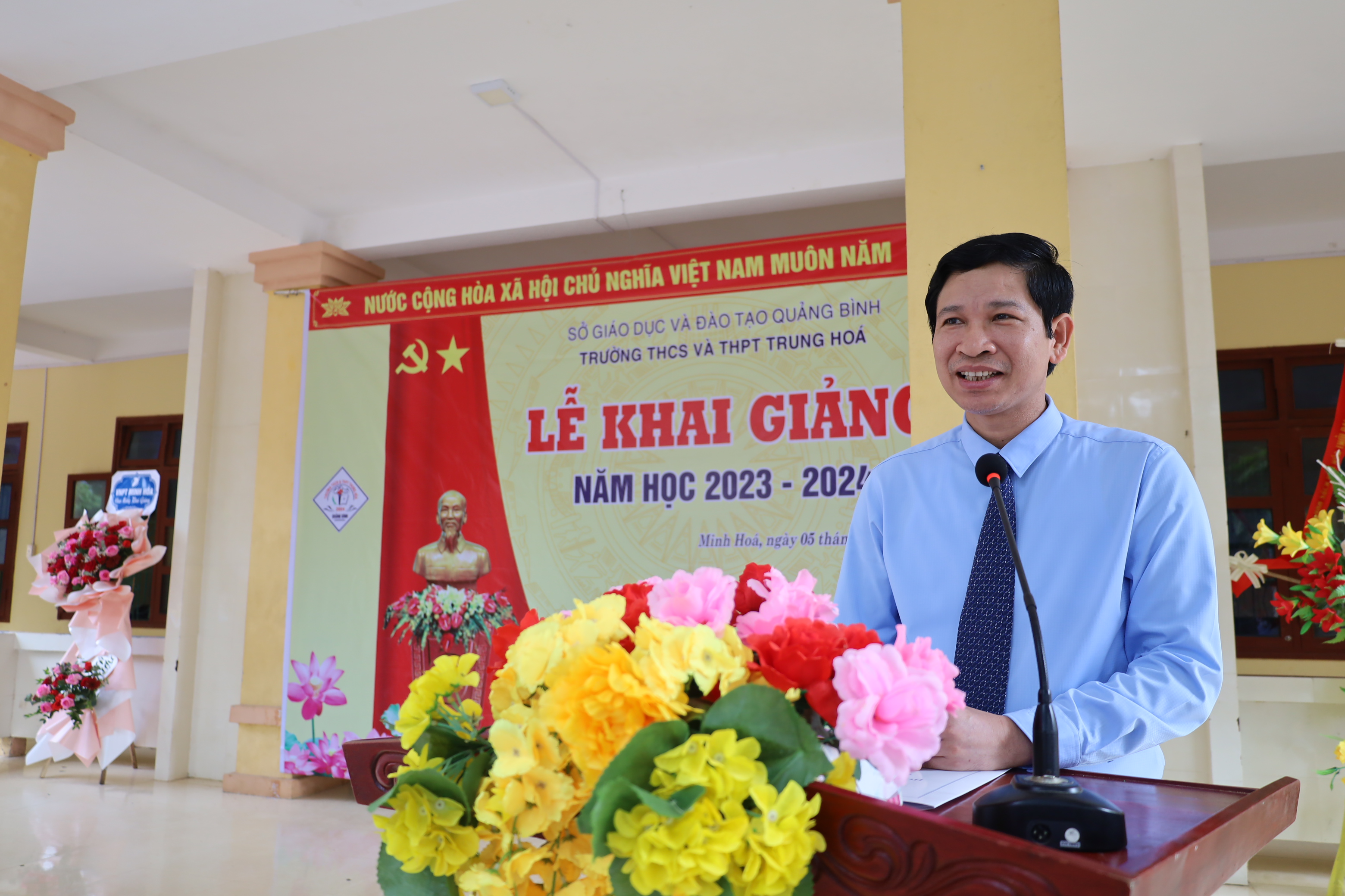 Đồng chí Hồ An Phong, Tỉnh ủy viên, Phó Chủ tịch UBND tỉnh phát biểu tại lễ khai giảng của Trường THCS và THPT Trung Hóa.