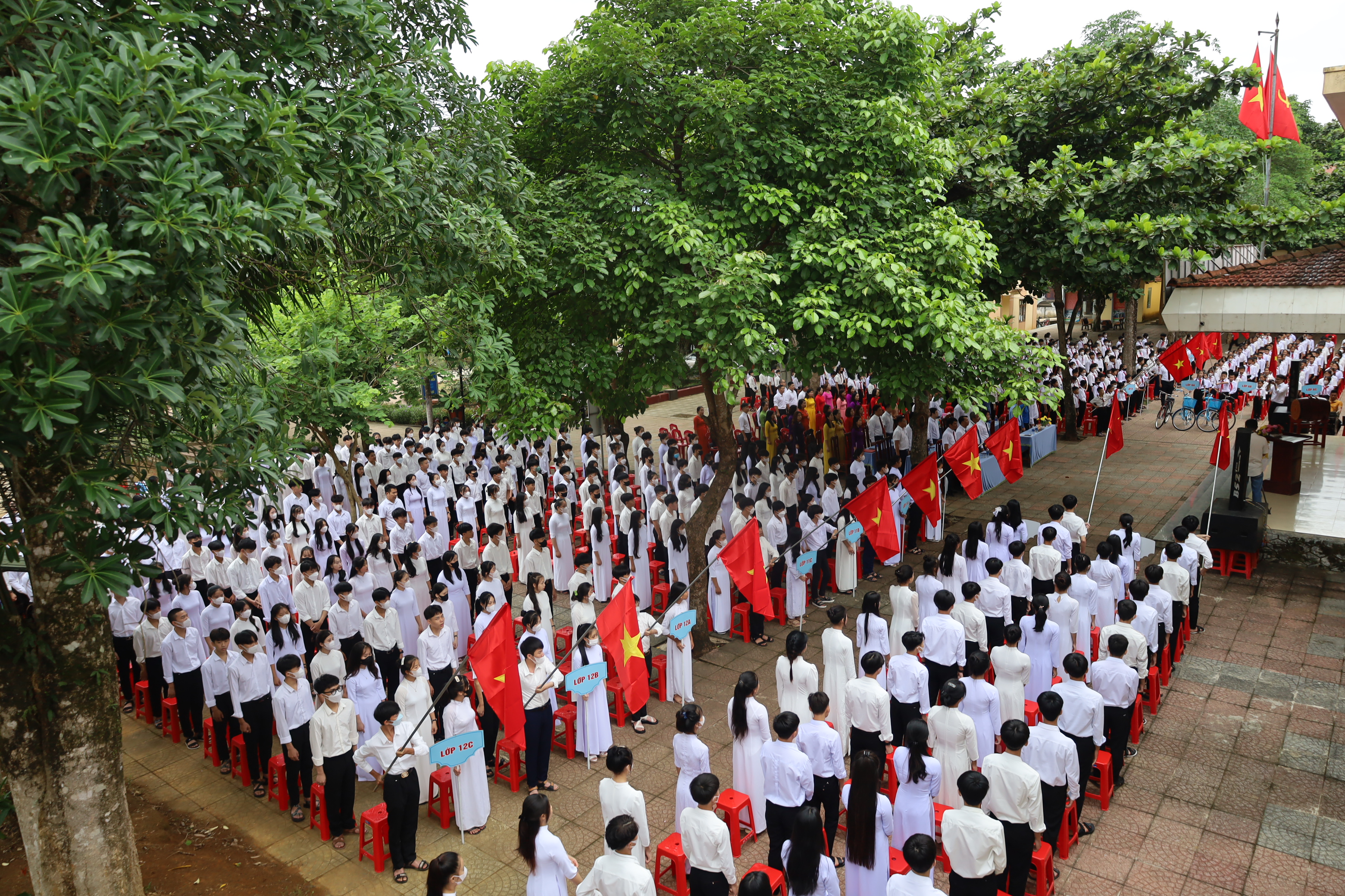 Quang cảnh lễ khai giảng tại Trường THCS và THPT Trung Hóa.