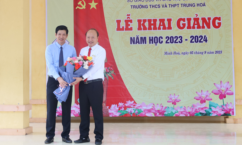 Đồng chí Phó Chủ tịch UBND tỉnh Hồ An Phong tặng hoa chúc mừng Trường THCS và THPT Trung Hóa nhân ngày khai giảng năm học mới.