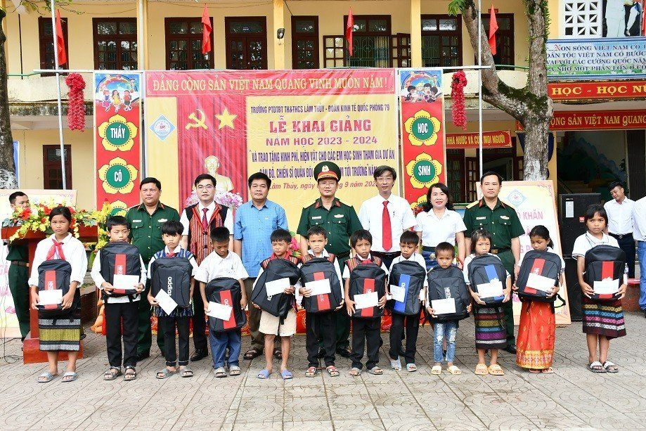 Đoàn Kinh tế-Quốc phòng 79 trao tặng kinh phí, hiện vật cho các em học sinh tại Trường Phổ thông dân tộc bán trú tiểu học và THCS Lâm Thủy.