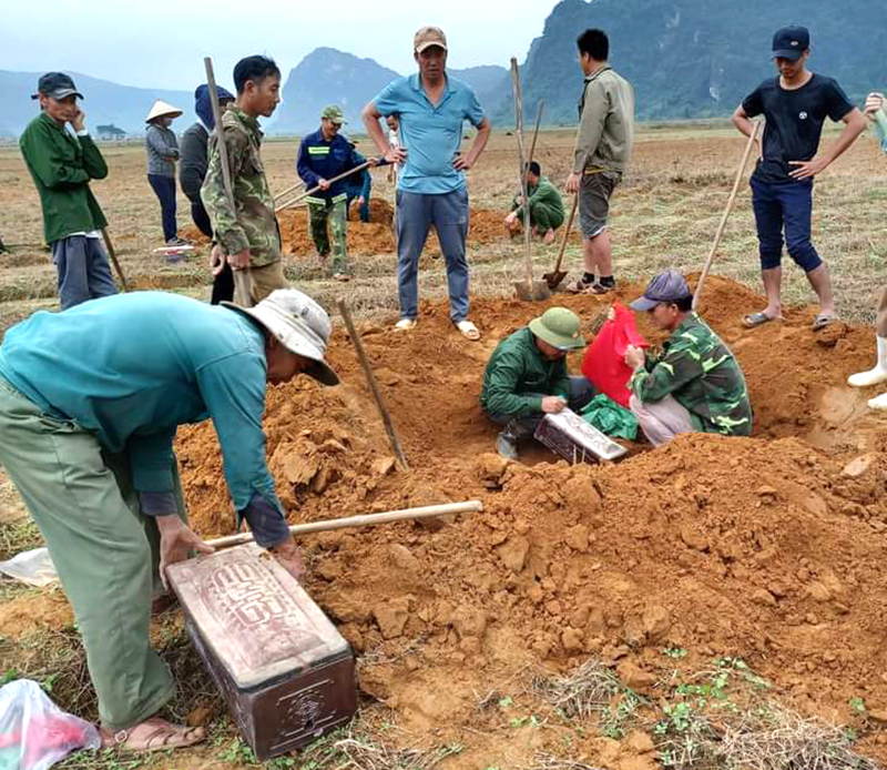 Nhân dân xã Xuân Trạch di dời những phần mộ vô chủ về các khu nghĩa địa tập trung để chăm lo hương khói.