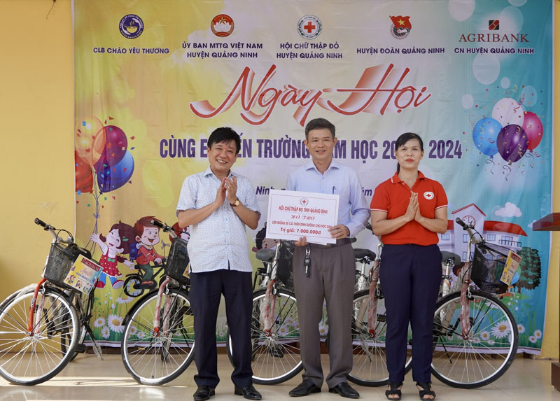 Đại diện lãnh đạo Hội CTĐ tỉnh trao biển tượng trưng hỗ trợ lợn giống cho trường  PTDTNT huyện Quảng Ninh.